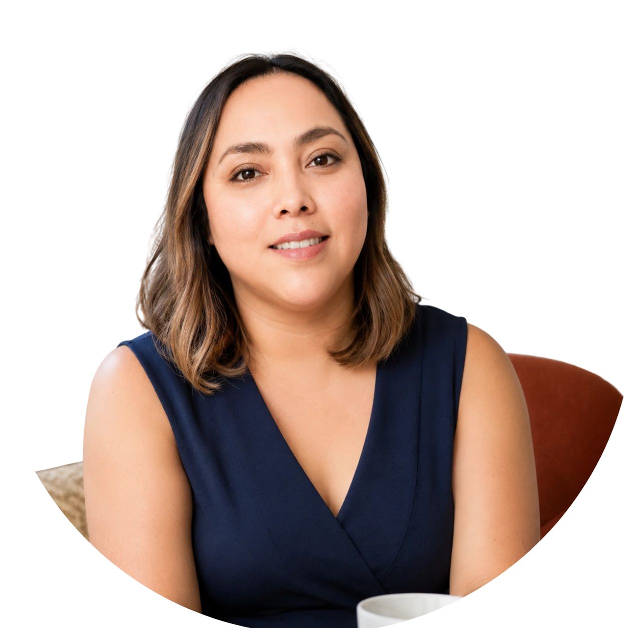 La Dra. Jacky, médica pediatra neonatóloga, sentada y mirando a cámara